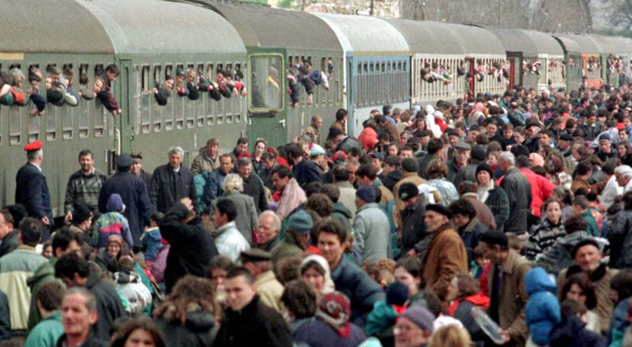 Kosovë/ Dorëzohet aktakuza për dëbimin me forcë të 800 mijë shqiptarëve në 1999