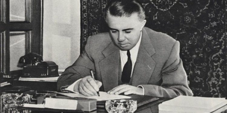 Krimet e Enver Hoxhës dhe të regjimit të tij mbi gjuhën dhe letërsinë shqipe￼