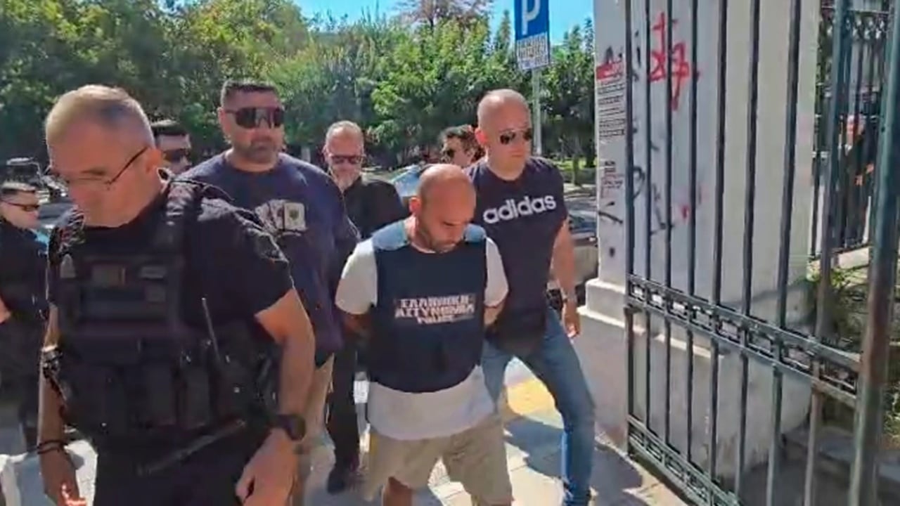 Krimi brenda familjes shqiptare në Greqi! 40-vjeçari që vrau gruan përballet me vajzën në gjykatë: Isha i hutuar, nuk doja të bëja