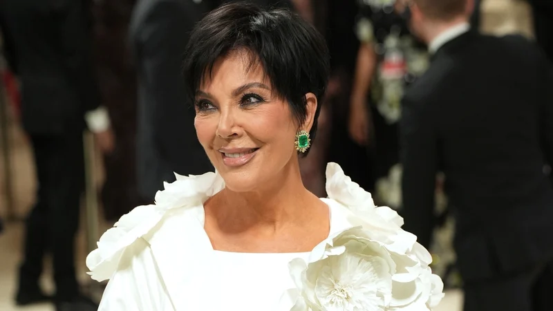 Kris Jenner “me gjashtë gishta”? Fotoja që ngatërroi rrjetin