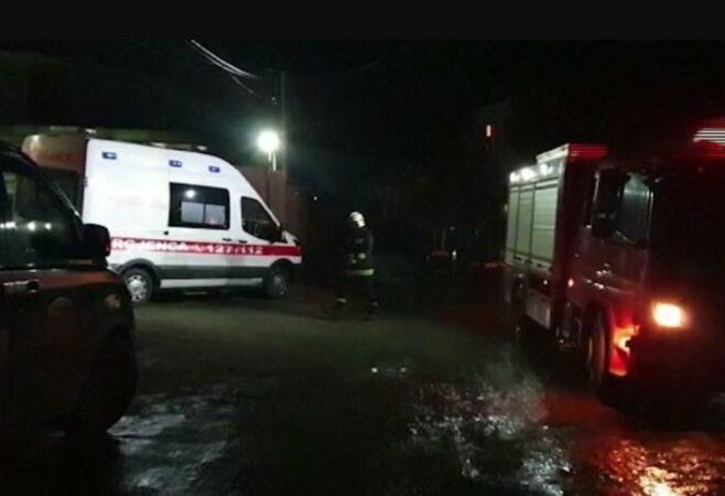 Krujë, i vihet zjarri mbeturinave pranë kabinës elektrike në Nikël, në rrezik banesat