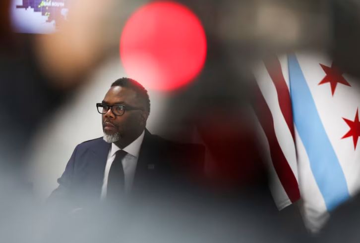 Kryebashkiaku i Çikagos nënshkruan një urdhër që synon t’i rezistojë planeve të Trump për goditjen e emigracionit