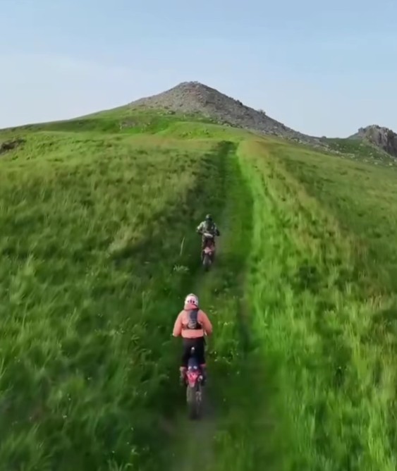 Kryeministri “zgjohet” mes natyrës fantastike në Shtegun e Ngjyrave në Kukës (VIDEO)