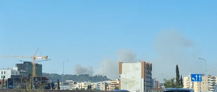 Kryeqyteti nën pushtetin e flakëve/ Zjarr i madh në periferi të Tiranës, dyshohet te fusha e mbetjeve në Sharrë (VIDEO)