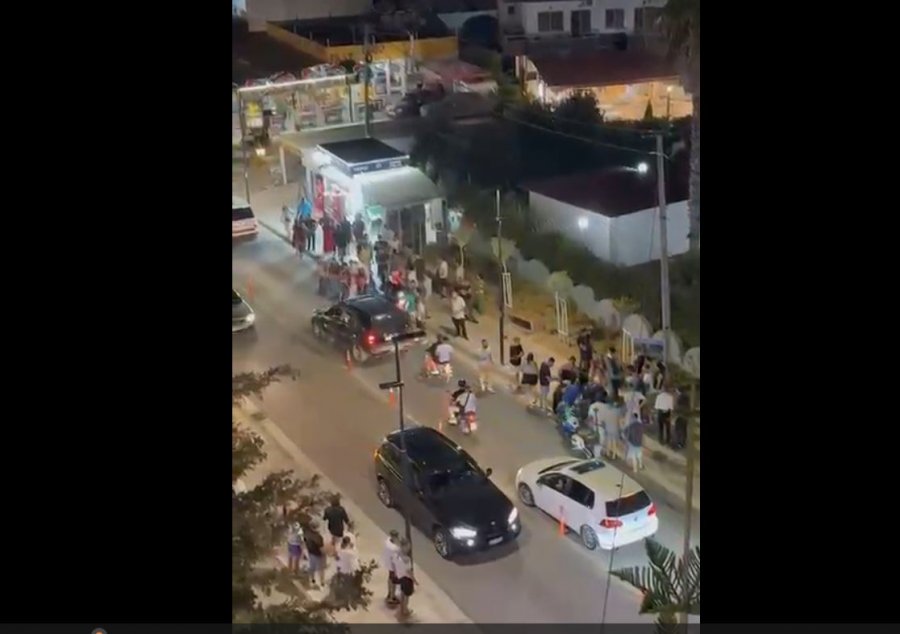 Ksamil, motorri del nga rruga, plagosen tre persona