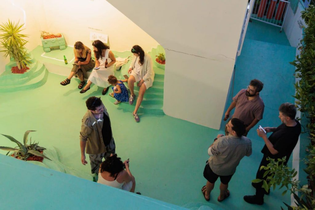 ‘Kuartet buzë detit’ – Rikthimi i Parasite 2.0 në Shqipëri