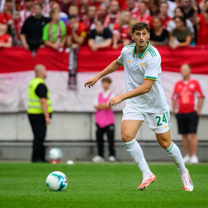 Kumbulla zyrtarisht te Majorka, mbrojtësi shkruan emrin poshtë Muriqit