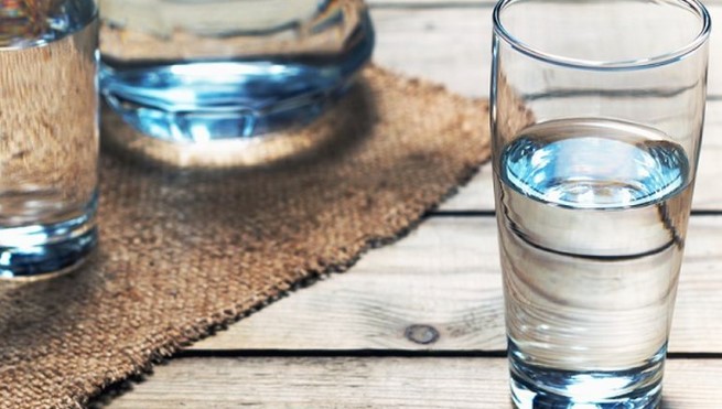 Kur është koha e duhur për të pirë ujë, ja çfarë këshillojnë ekspertët