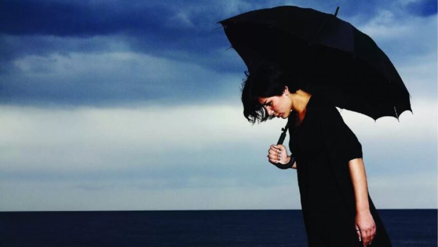 Kur qielli ndikon në mendje: Si ndryshimet e motit prekin humorin dhe shëndetin tonë