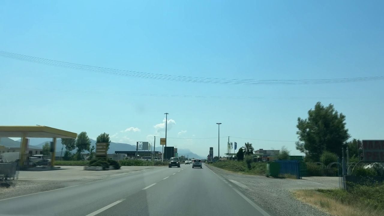 Largim vullnetar në Lezhë/ Janë shpërndarë 123 njoftime për t’u larguar nga rruga nacionale, të hënën nis penalizimi