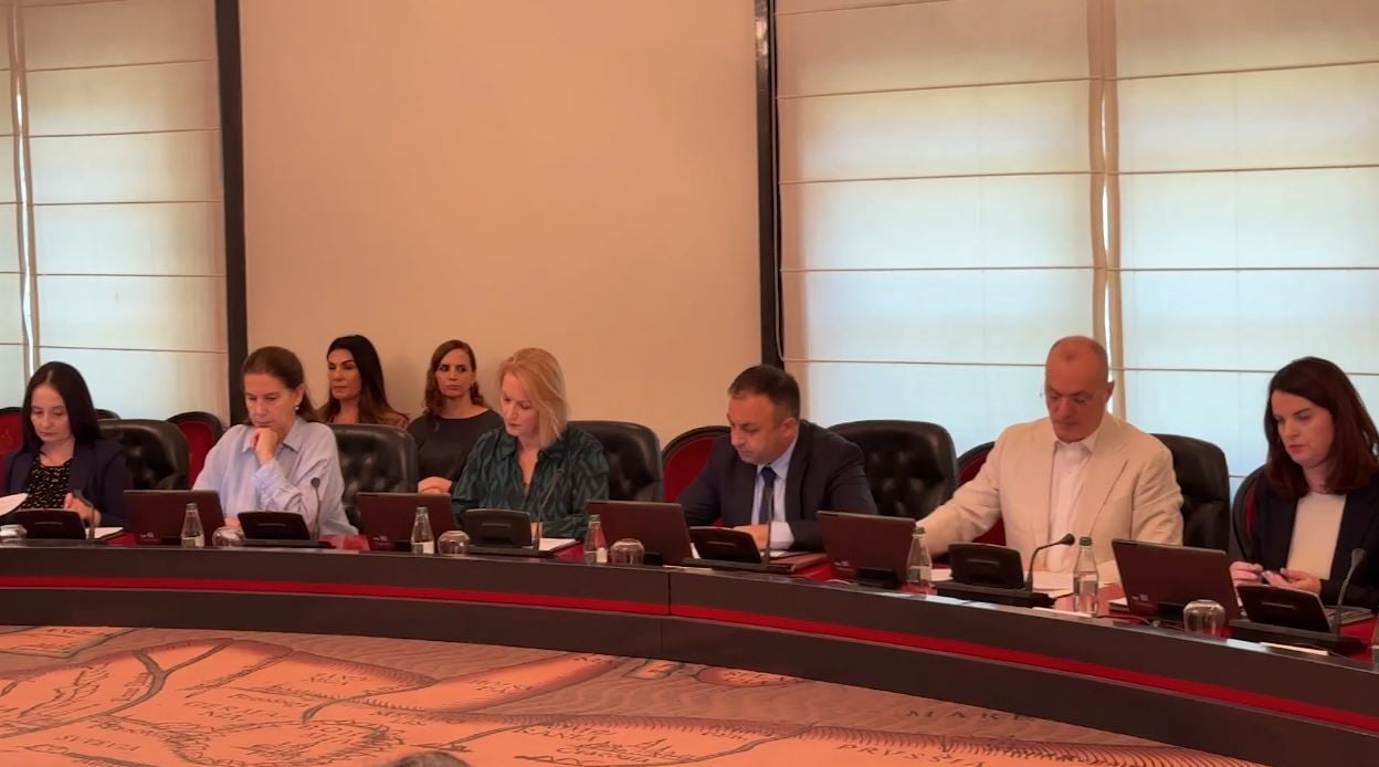 “Lehtësohen ministrat, firmat te drejtorët”/ Ja ndryshimet që kërkohen në administratë