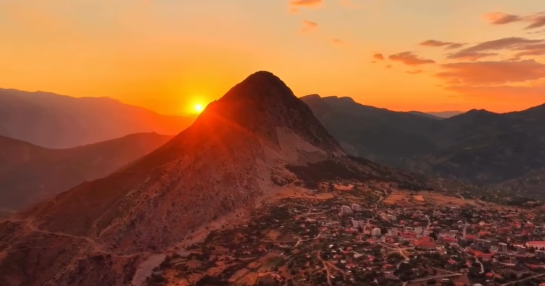 Leskovik, Rama ndan pamje nga perëndimi i diellit