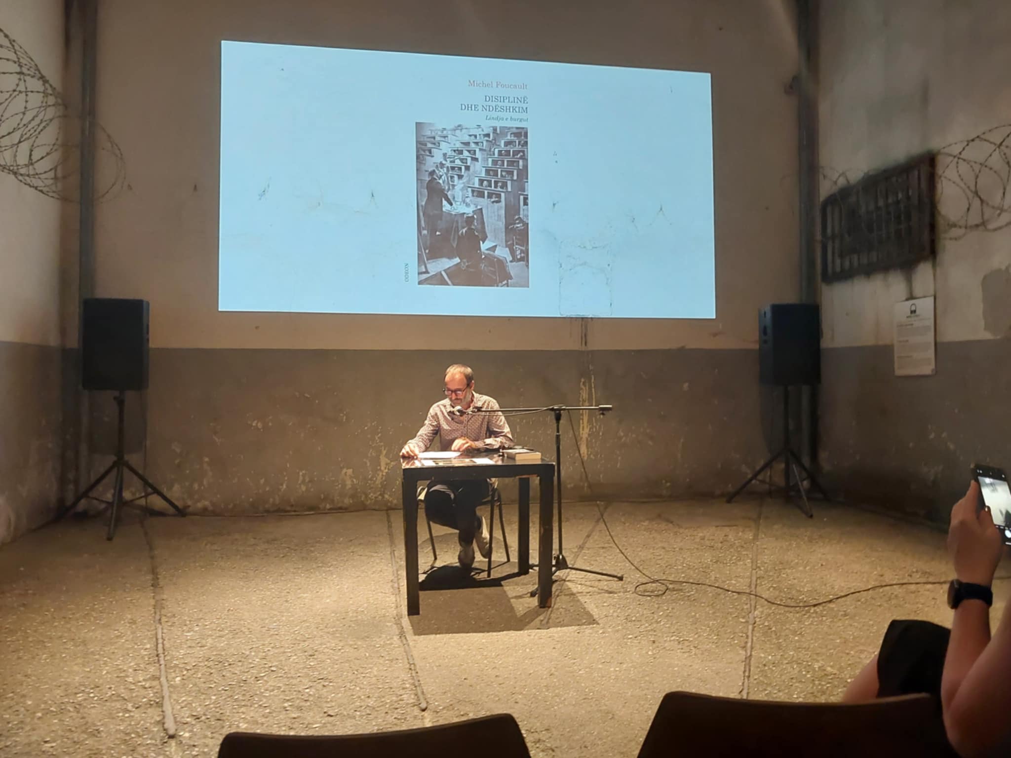 Ligjërata ‘Montazhe të dritës dhe forma të (zh)dukjes së trupave’ sjell në pah mekanizmat që qojnë deri në zhdukja e individit