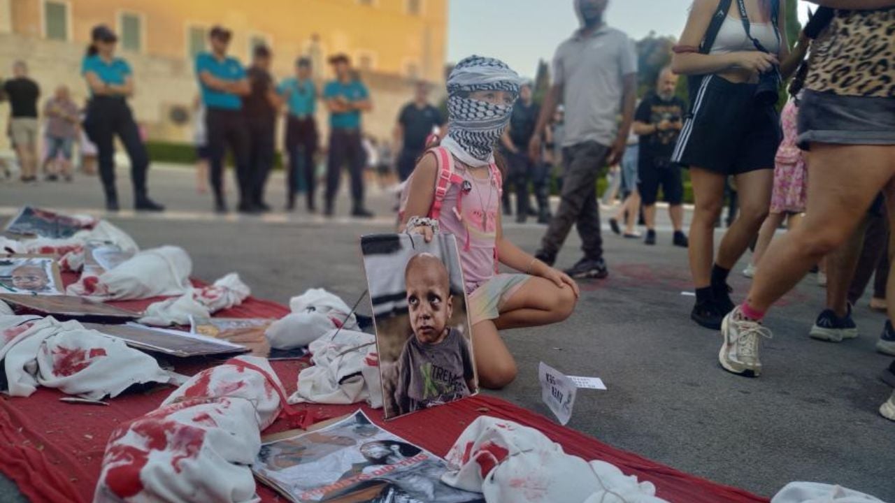 “Liri për Palestinën”/ Nga Athina në Selanik, mijëra qytetarë protestojnë në 100 vende turistike në të gjithë Greqinë: Jepini fund genocidit!