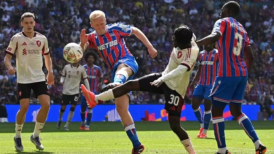 Liverpool i yjeve zhgënjen, humbet finalen e parë të sezonit