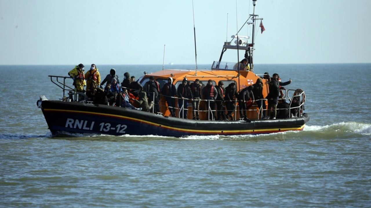 Lufta kundër emigracionit të paligjshëm në Angli, qeveria Starmer akordon 100 milionë paund për të luftuar fenomenin
