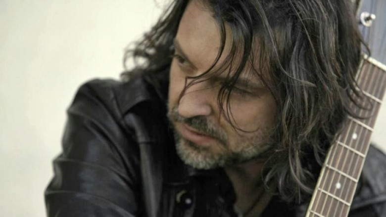 “Lulet e majit”, këngë e paharruar nga Redon Makashi (teksti dhe kënga)