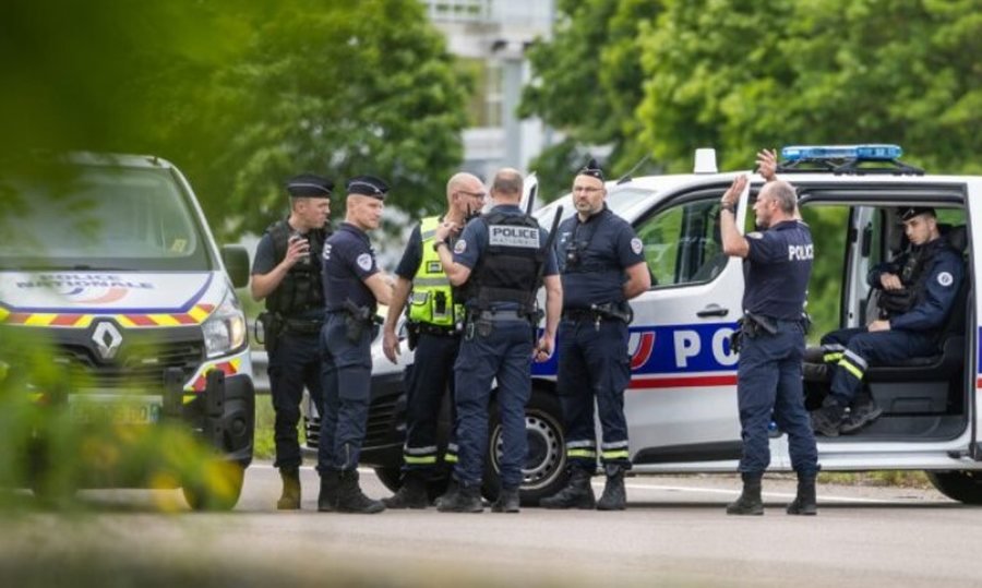 Makina hyn mes turmës në Francë, 1 i vdekur e 5 të plagosur