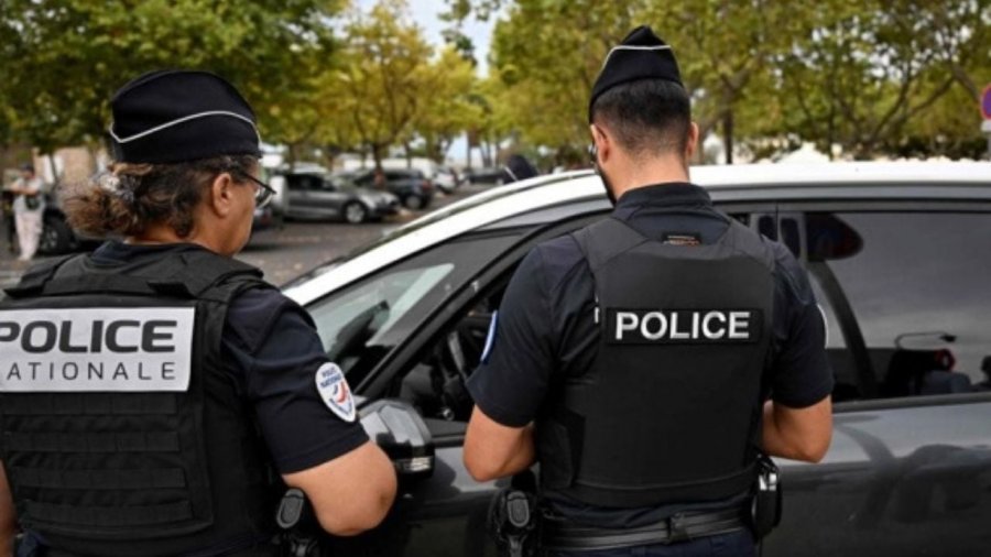 Makina merr përpara turmën e njerëzve në Francë, 1 viktimë dhe 5 të plagosur