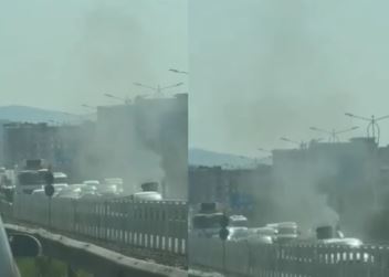 Makina shkrumbohet nga flakët/ Tymi bllokon aksin Tiranë-Durrës, ndërsa krijohen rradhë të gjata trafiku