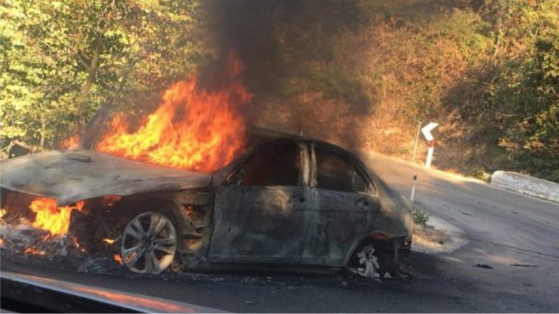 Makina shkrumbohet totalisht nga flakët në Vlorë, ja dyshimet e para rreth ngjarjes