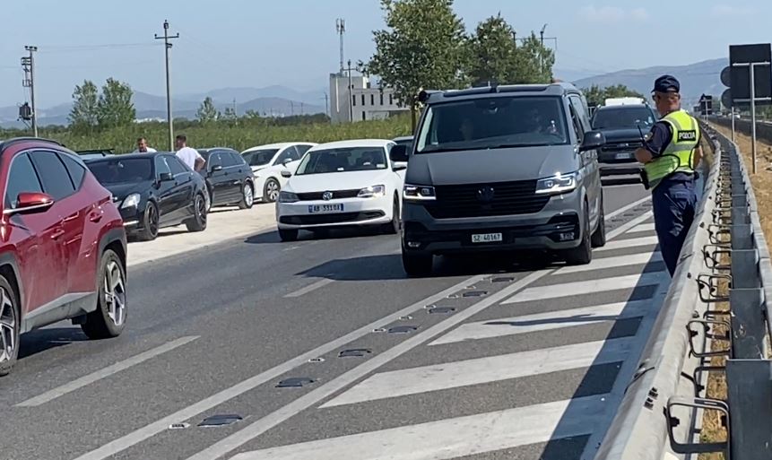 Makinat përplasen në Lushnjë-Fier, krijohen radhë kilometrike pranë “Pushimit të shoferit”