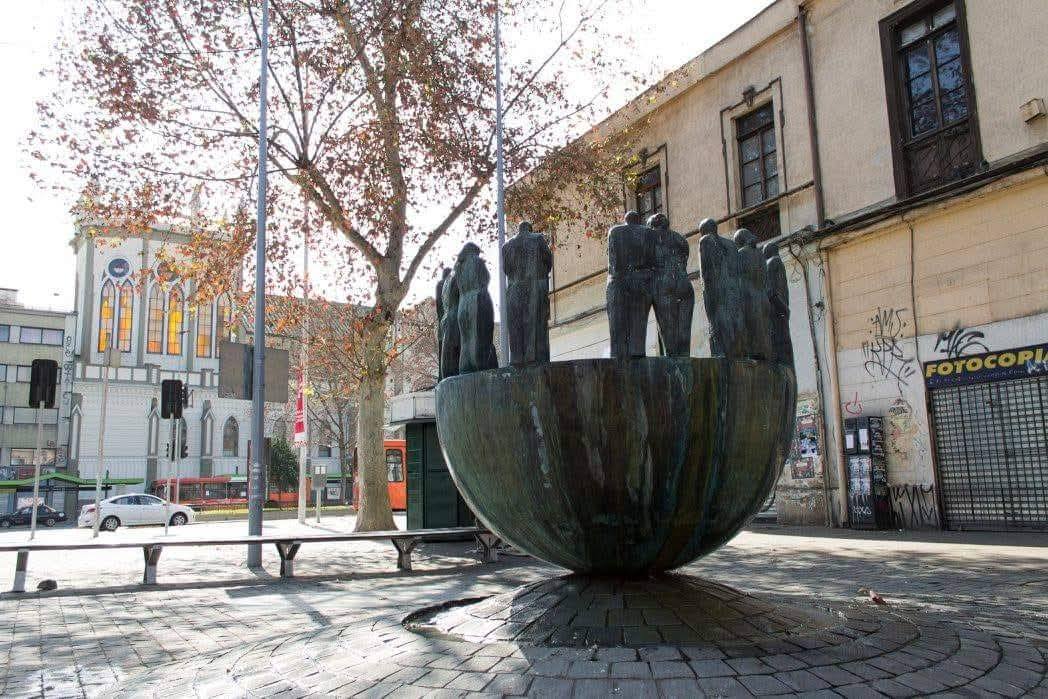 Mario Irarrázabal – Skulptori kilian i dorëve gjigante që ka mahnitur botën