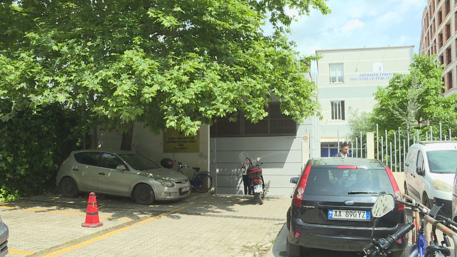 Mashtruesi “serial” i taksistëve, iu merrte para, linte “peng” qese plehrash e ikte pa paguar