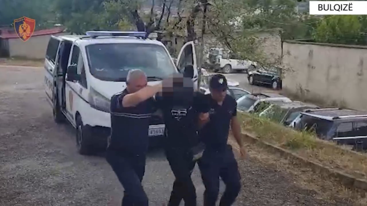 Mbante armë zjarri në makinë, arrestohet i riu në rrugën Krastë–Bulqizë