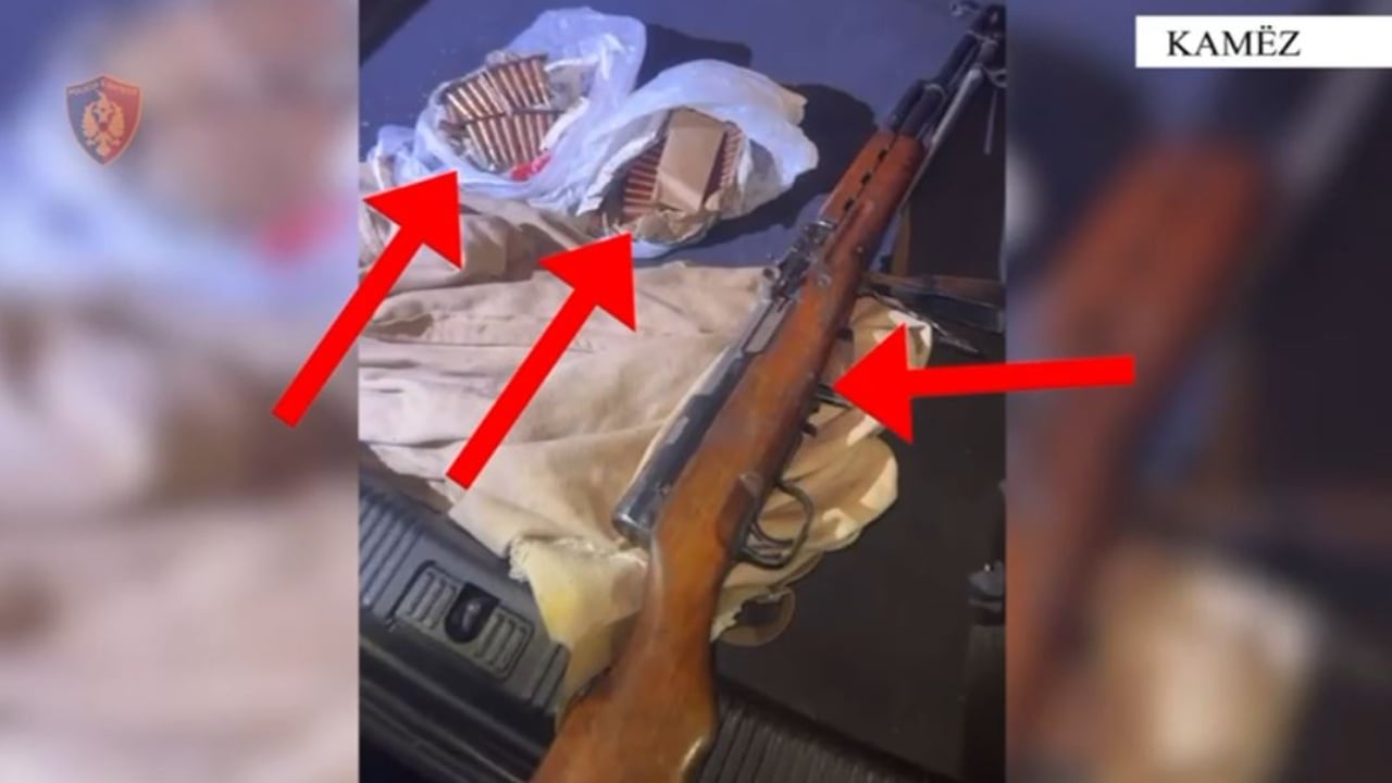 Mbante në makinë pushkë, municione dhe pranga si të policisë! Vihet në pranga 21-vjeçari në kryeqytet