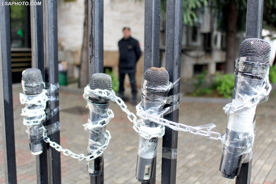 Mbijetesë kolektive: Si përballen gazetarët shqiptarë me stresin dhe sfidat e profesionit