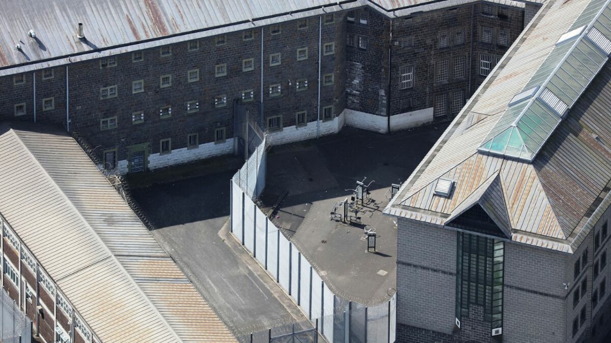 Mbipopullim dhe kosto të larta/ Deportim gjithë të dënuarve në Angli, të huajt nuk do mbahen në…