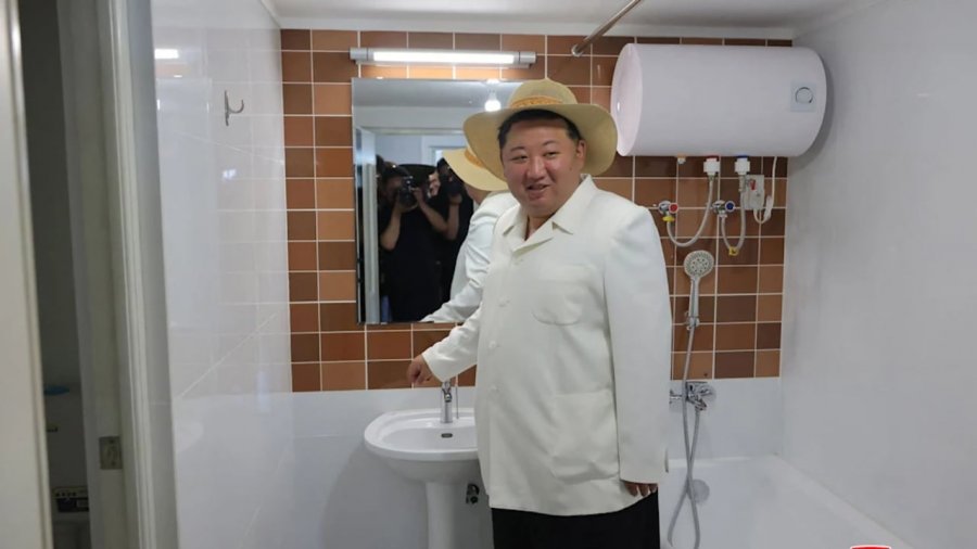 Me kapele kauboji dhe brenda një banje, fotot e fundit të Kim Jong-un bëjnë xhiron e rrjetit