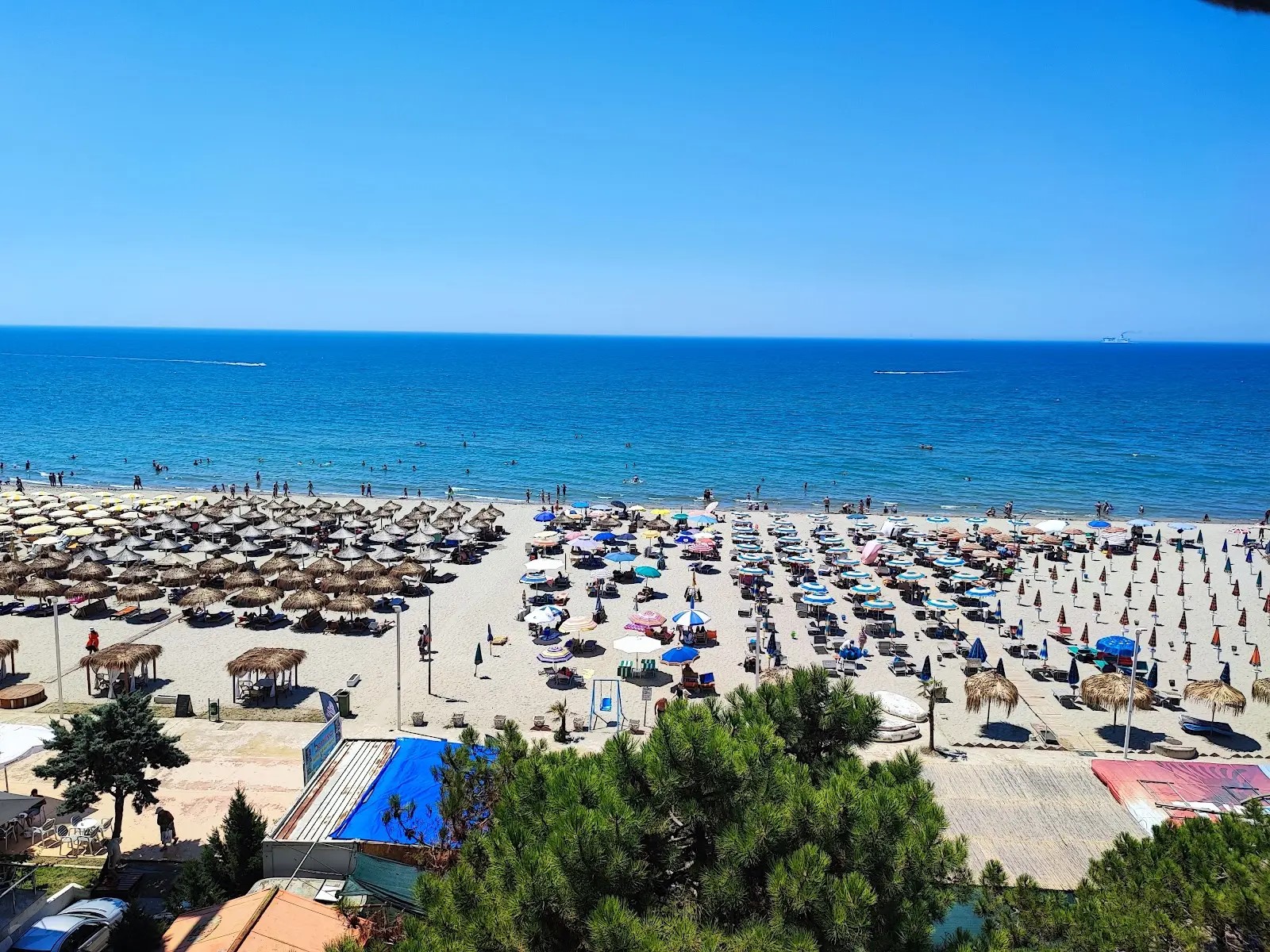 Më pak turistë shqipfolës, por sezoni në Durrës nuk lëkundet, ndonëse rezervimet bien 5%