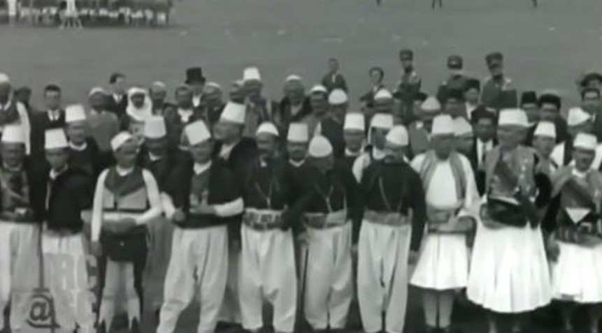 “Me zë e figurë”, pamje të rralla! Si këndohej Himni Kombëtar më 1929