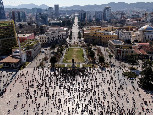 ”Metro”: Tirana, qyteti me histori interesante, ushqim të shijshëm dhe argëtim
