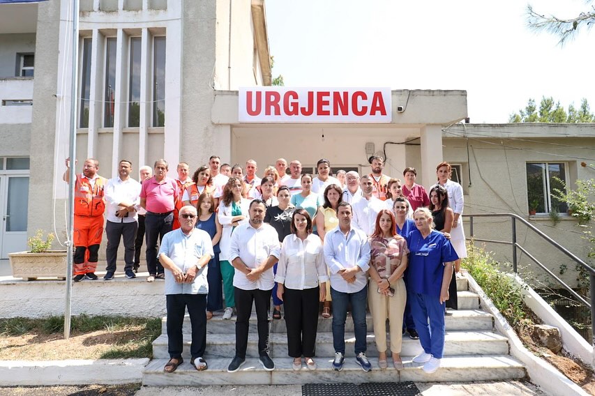 Ministrja Koçiu në spitalin e Delvinës: Trajtuan me profesionalizëm rastet urgjente nga zjarret