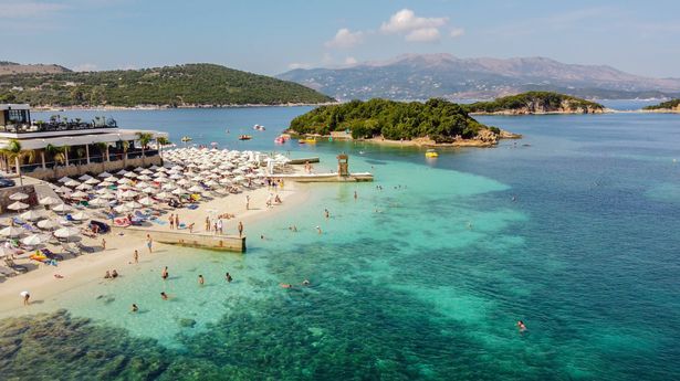 “Mirror”: Riviera Shqiptare, nga hotelet luksoze te gjiret e fshehura bregdetare