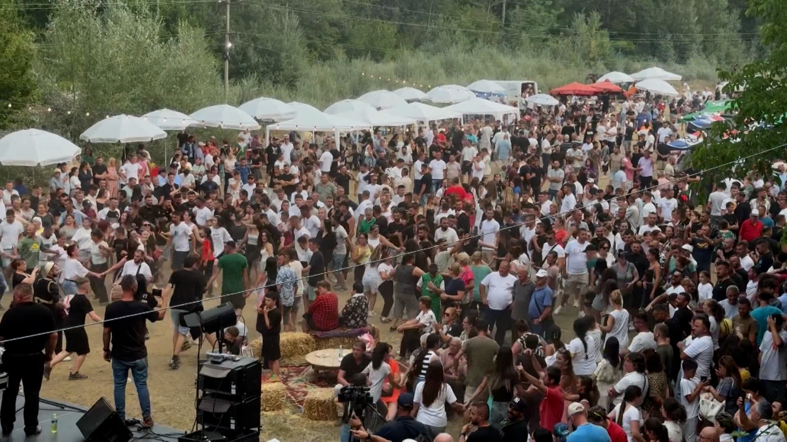 “Mokra n’Fest” ndez atmosferën, rikthehet tradita e ndarjes se kulaçit dhe dollia me 101 shëndete