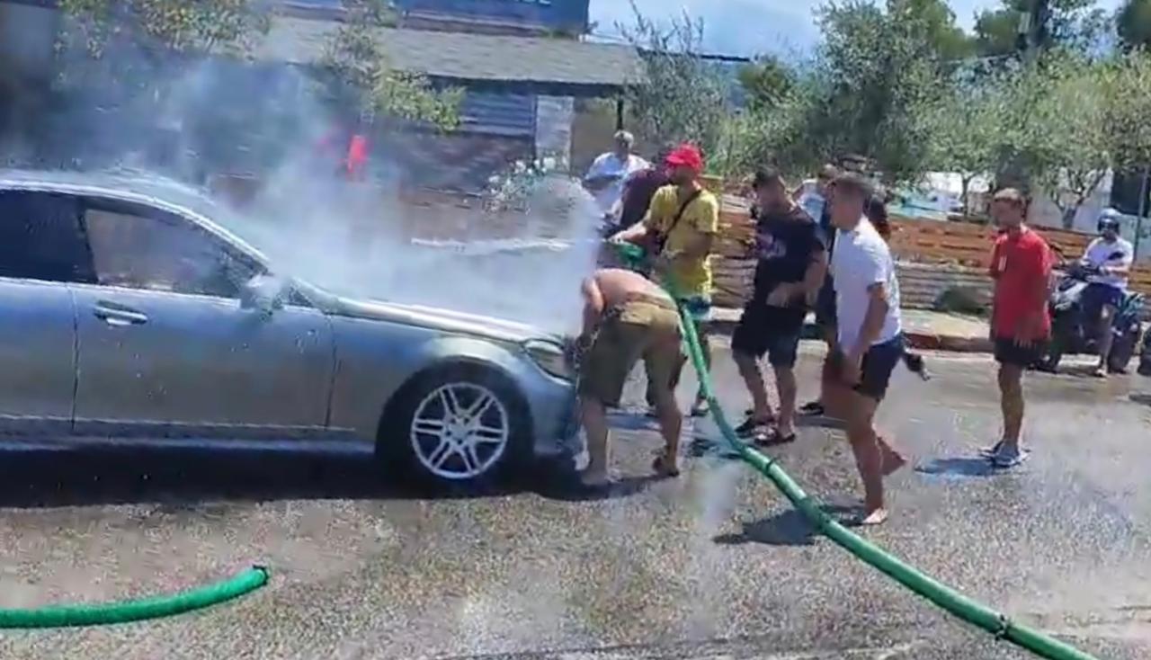 Mori flakë në ecje, mjeti shpëton nga djegia falë autobotëve të ujit – VIDEO