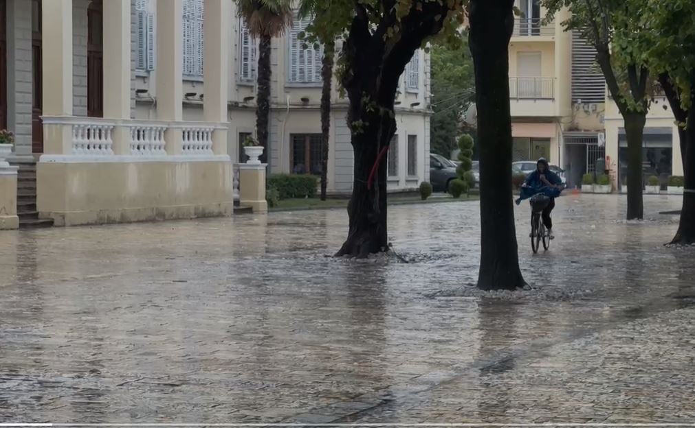 Moti i keq edhe në Shkodër, por stuhia ‘kursen’ problematikat me përmbytjet në kryeqendrën e veriut