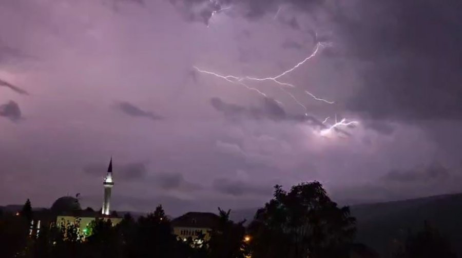 Moti i keq në Kukës, rrëshqitje dherash në disa akse