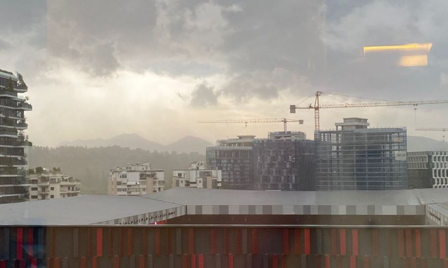 Moti i keq në vend/ Stuhia ‘paralizon’ Tiranën dhe Durrësin, pemët bien mbi automjetet për shkak të erës së fortë