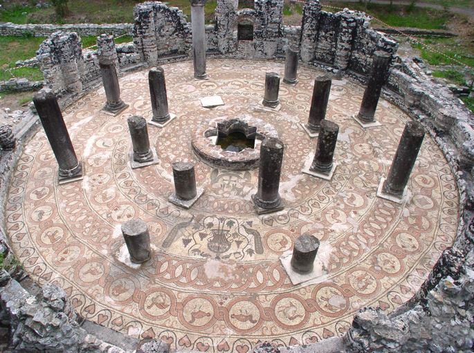 Mozaiku i Pagëzimores së Butrintit, që ka një kompozim të rrallë