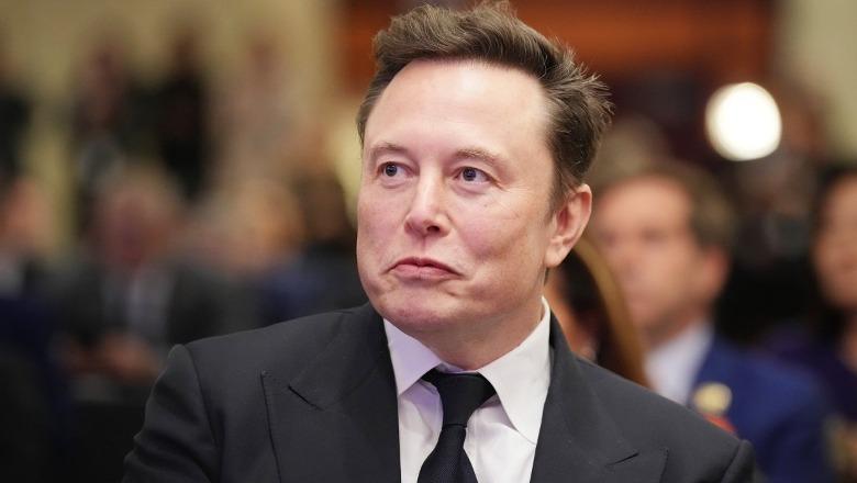 Musk padit Apple dhe OpenAI, akuza për bllokim në tregun e inteligjencës artificiale