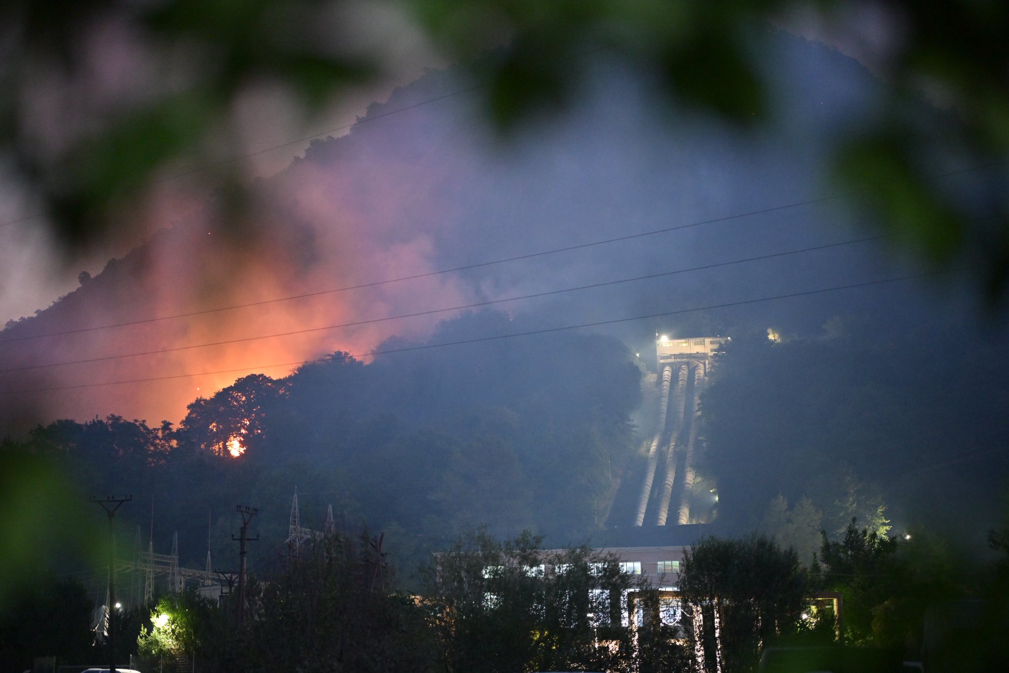 Natë dramatike, vijon lufta me flakët në Finiq