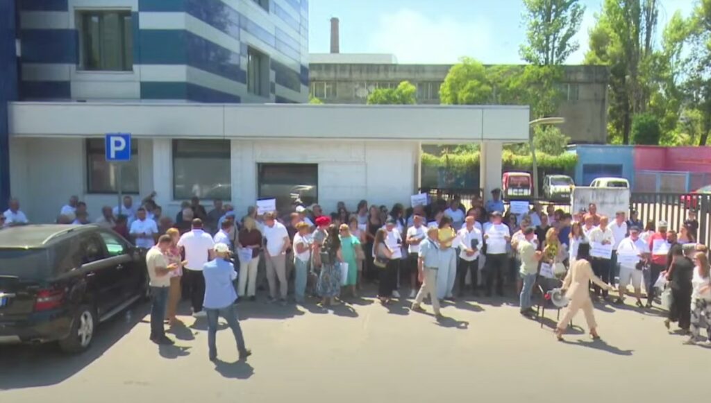 Ndërprerja e transmetimit të News 24, gazetarët në protestë para godinës