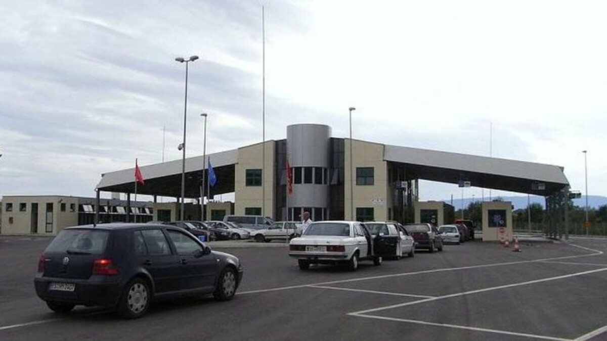 Ndërpritet puna në pikën kufitare të Qafë Thanës/ Pala maqedonase me probleme në sistemin e regjistrimit të…