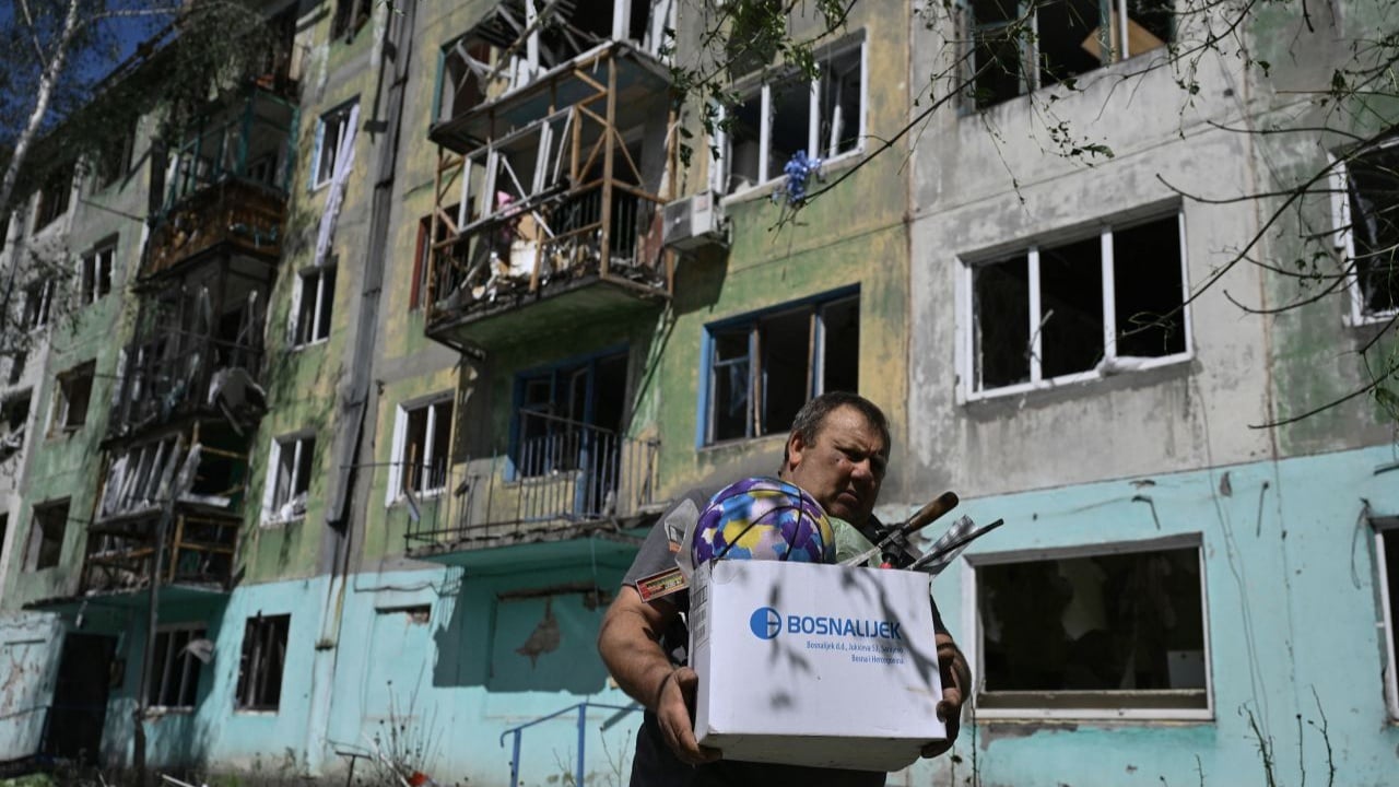 Ndërsa përpjekjet diplomatike marrin vëmendjen kryesore, ukrainasit përballen çdo ditë me realitetin e luftës me Rusinë