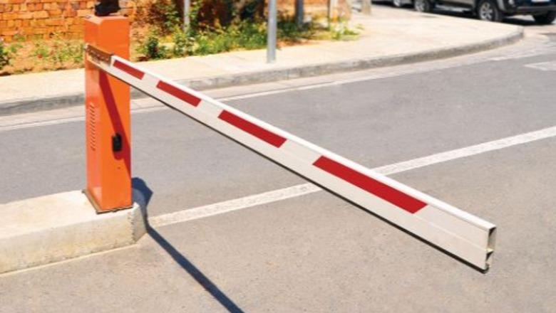Ndodh çudia në kryeqytet/ 45-vjeçari i vë traun e hekurit sheshit para pallatit, s’lejon banorët që të parkojnë mjetet